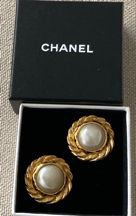 chanel oorbellen cc met parel|Oorbellen .